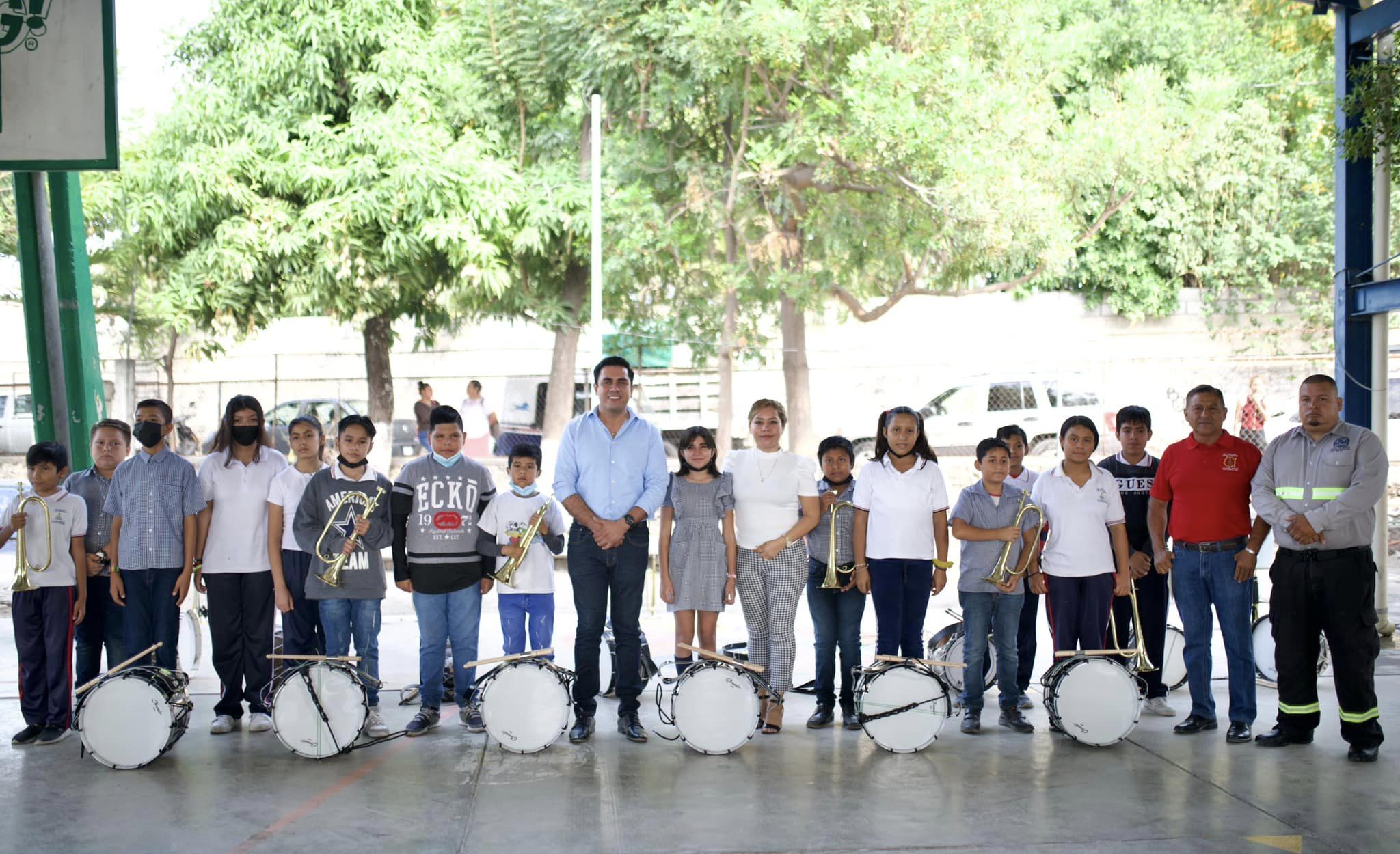 ENTREGA DE INSTRUMENTOS PARA BANDA DE GUERRA EN SANTA ROSA TREINTA